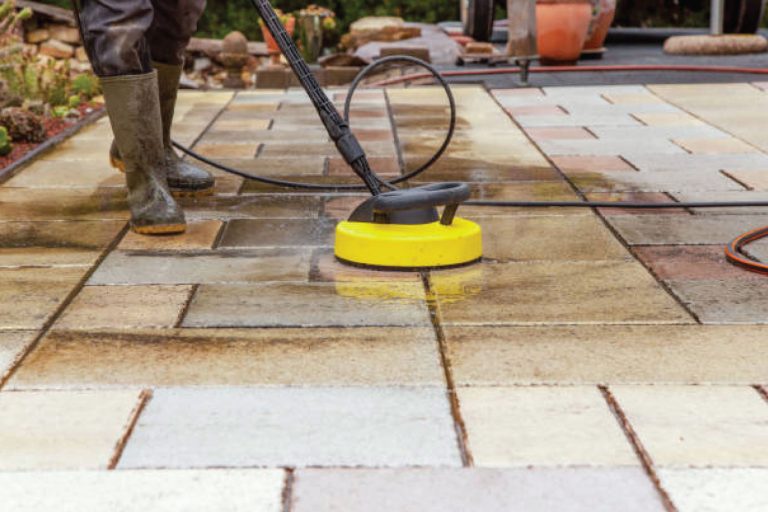 Jak vyčistit zámkovou dlažbu jednou provždy?